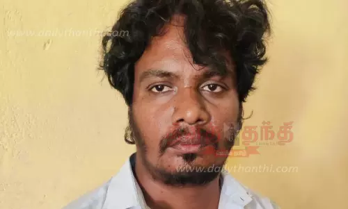 தீவட்டிப்பட்டி அருகே ரூ.2½ லட்சம் குட்கா கடத்திய 2 பேர் கைது-சரக்கு வேன் பறிமுதல்