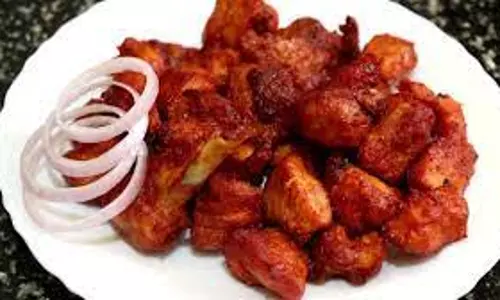 சேலத்தில் துரித உணவகத்தில் வாடிக்கையாளர் சாப்பிட்ட சில்லி சிக்கனில் கரப்பான் பூச்சி-சமூக வலைத்தளங்களில் பரவும் வீடியோவால் பரபரப்பு