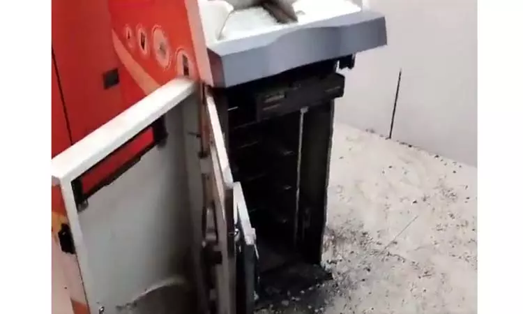 மராட்டியத்தில் ஏ.டி.எம். எந்திரத்தை உடைத்து கொள்ளை முயற்சி; பணம் இல்லாததால் ஏமாற்றத்துடன் தப்பிய கொள்ளையர்கள் மராட்டியத்தில் ஏ.டி.எம். எந்திரத்தை உடைத்து கொள்ளை முயற்சி; பணம் இல்லாததால் ஏமாற்றத்துடன் தப்பிய கொள்ளையர்கள்