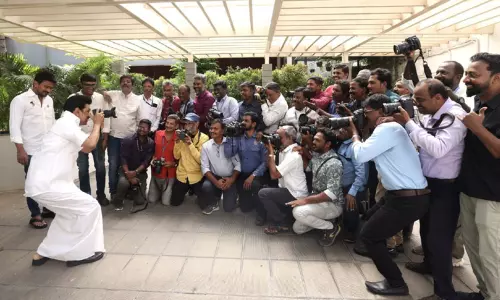 உலக புகைப்பட தினம்; புகைப்பட கலைஞர்களை புகைப்படம் எடுத்து வாழ்த்து தெரிவித்த முதல்-அமைச்சர் மு.க.ஸ்டாலின்