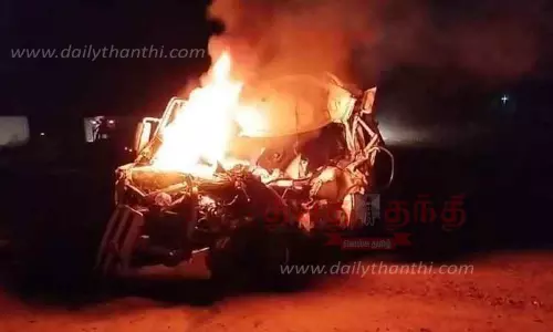 லாரி மீது ஆம்புலன்ஸ் மோதி தீப்பிடித்தது லாரி மீது ஆம்புலன்ஸ் மோதி தீப்பிடித்தது