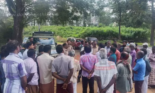 அகழி அமைக்கும் பணியை விரைவுபடுத்த வேண்டும் அகழி அமைக்கும் பணியை விரைவுபடுத்த வேண்டும்