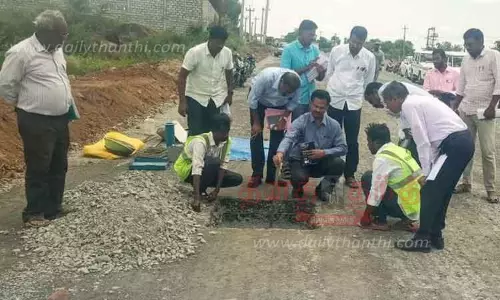 இருவழிப்பாதையை 4 வழிப்பாதையாக மாற்றி சாலை அமைக்கும் பணி