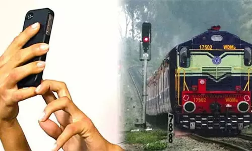 சேலத்தில் ரெயில் படிக்கட்டில் பயணம் செய்த மாணவரிடம் செல்போன் பறிப்பு-தண்டவாளம் அருகே நின்ற வாலிபர் கைவரிசை