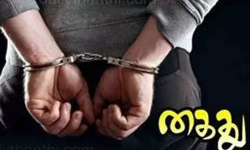 வாலிபரிடம் கத்திமுனையில் செல்போன் பறித்த 2 பேர் கைது