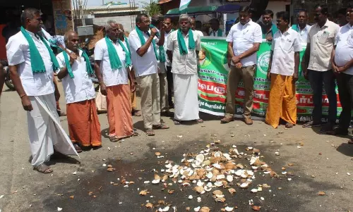 தேங்காய் உடைத்து விவசாயிகள் ஆர்ப்பாட்டம்