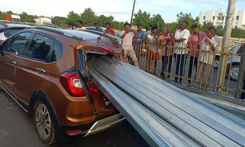 கார் மீது சரக்கு வேன் மோதல்