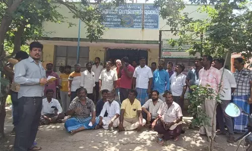 மூங்கில்துறைப்பட்டுமின்வாரிய அலுவலகத்தை பொதுமக்கள் முற்றுகைகுறைந்த மின்அழுத்தம் ஏற்படுவதாக குற்றச்சாட்டு