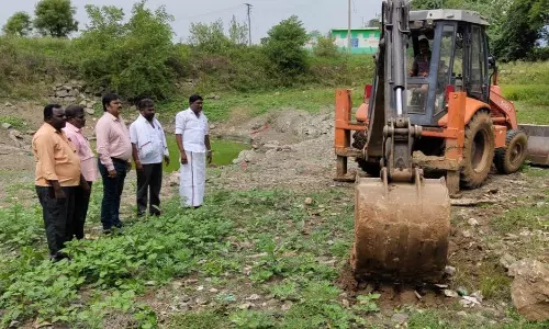 கடத்தூரில்ரூ.10 லட்சத்தில் குளம் தூர்வாரும் பணி கடத்தூரில்ரூ.10 லட்சத்தில் குளம் தூர்வாரும் பணி