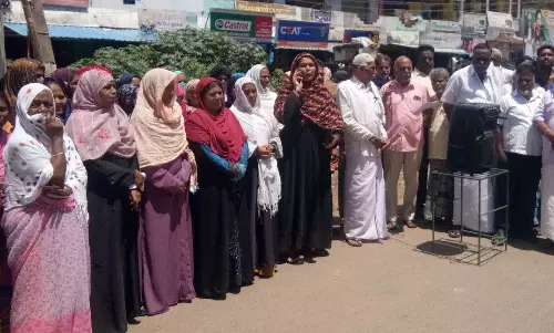 சங்கராபுரம் ரேஷன் கடை கட்டுமான பணி விவகாரம்:பேரூராட்சி செயல் அலுவலரை கண்டித்து பொதுமக்கள் ஆர்ப்பாட்டம்