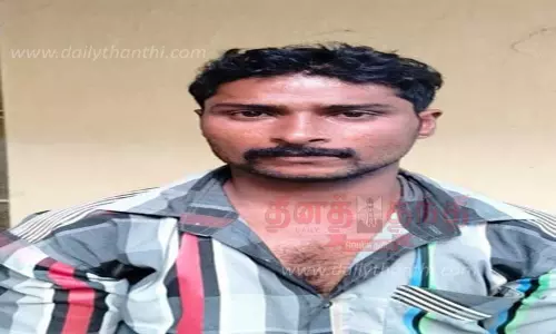 வீடு புகுந்து அரிவாளை காட்டி மிரட்டி அரசு பள்ளி ஆசிரியையிடம் நகை பறிப்பு வீடு புகுந்து அரிவாளை காட்டி மிரட்டி அரசு பள்ளி ஆசிரியையிடம் நகை பறிப்பு