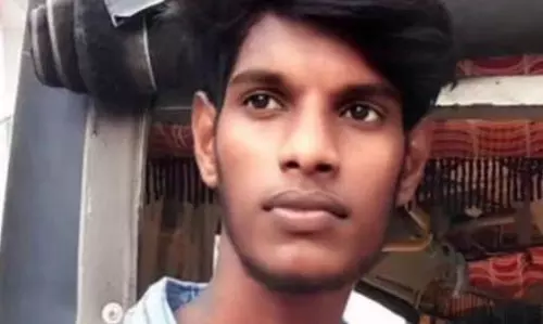 சின்னசேலம் கல்லூரி விடுதியில் தூக்கில் தொங்கியமாணவரின் உடலை வாங்க உறவினர்கள் மறுப்புகள்ளக்குறிச்சியில் பரபரப்பு