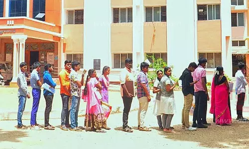 கலெக்டர் அலுவலகத்தில் உள்ள ஆதார் பதிவு சேவை மையத்தில் குவிந்தவர்களால் பரபரப்பு கலெக்டர் அலுவலகத்தில் உள்ள ஆதார் பதிவு சேவை மையத்தில் குவிந்தவர்களால் பரபரப்பு