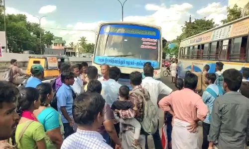 கார் மீது பஸ் மோதல்