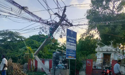 லாரி மோதி மின்கம்பம் முறிந்தது