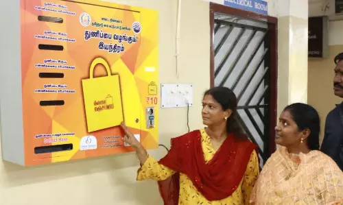 தானியங்கி எந்திரத்தில் 10 ரூபாய் நாணயம் செலுத்தி மஞ்சப்பை பெறும் வசதி தானியங்கி எந்திரத்தில் 10 ரூபாய் நாணயம் செலுத்தி மஞ்சப்பை பெறும் வசதி