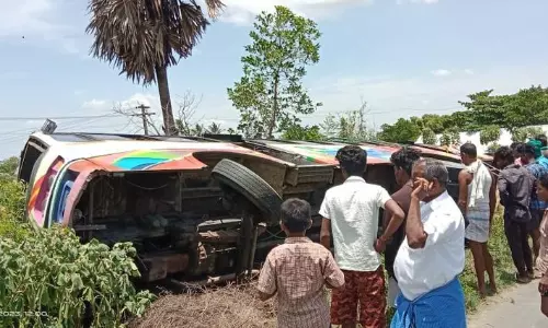 பஸ் கவிழ்ந்து 20 பேர் காயம்