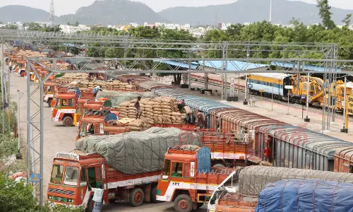 ராஜஸ்தானில் இருந்து நாமக்கல்லுக்கு சரக்கு ரெயிலில் 2,600 டன் கம்பு வந்தது