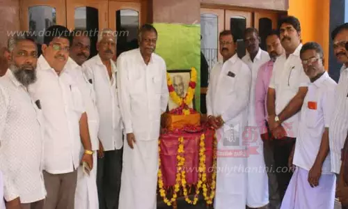 ஜி.கே.மூப்பனார் படத்துக்கு காங்கிரசார் மரியாதை