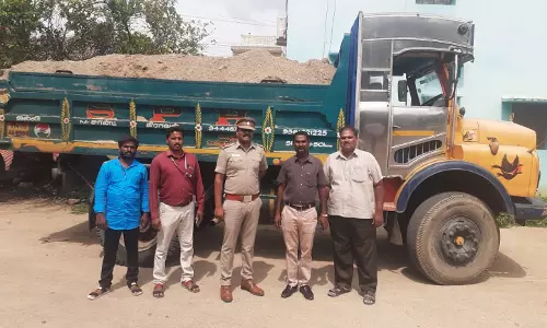 அரக்கோணத்தில் மண் கடத்திய லாரி பறிமுதல் செய்யப்பட்டது. அரக்கோணத்தில் மண் கடத்திய லாரி பறிமுதல் செய்யப்பட்டது.