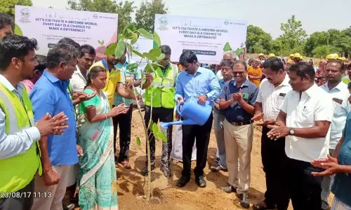 அடர்வன குறுங்காடுகளில் மரக்கன்றுகள் நடும் பணி