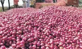 40 சதவீத ஏற்றுமதி வரியை கண்டித்து அகமதுநகரில் வெங்காய ஏலத்தை நிறுத்திய விவசாயிகள்