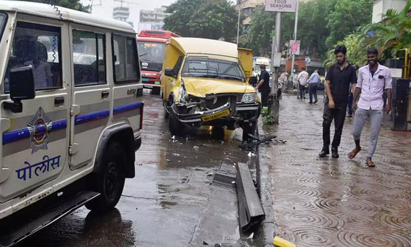 ஒர்லியில் கட்டிடத்தில் இருந்து இரும்பு கம்பி தவறி விழுந்து ஒருவர் படுகாயம் ஒர்லியில் கட்டிடத்தில் இருந்து இரும்பு கம்பி தவறி விழுந்து ஒருவர் படுகாயம்