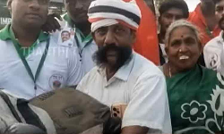 “மதுரை மாநாடு தான் எனக்கு முக்கியம்“ ஆபரேஷன் செய்து கொண்ட மனைவியோடு 250 கி.மீ டூவிலர் பயணம் செய்து மாநாட்டிற்கு வந்த நிர்வாகி...! “மதுரை மாநாடு தான் எனக்கு முக்கியம்“ ஆபரேஷன் செய்து கொண்ட மனைவியோடு 250 கி.மீ டூவிலர் பயணம் செய்து மாநாட்டிற்கு வந்த நிர்வாகி...!