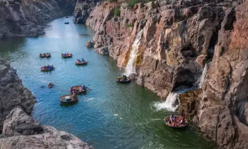 ஒகேனக்கல்லில் பரிசல் இயக்க 5-வது நாளாக தடைவிதிப்பு