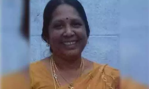 ஈரோட்டில் அரசு பள்ளி ஆசிரியை குத்திக்கொலை: போலீசார் தீவிர விசாரணை