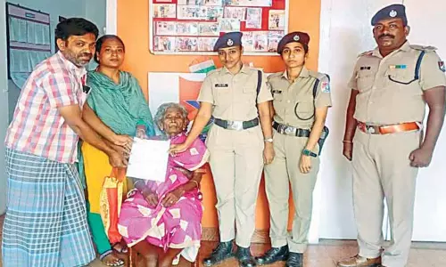 தாம்பரம் ரெயில் நிலையத்தில் பரிதவித்த 90 வயது மூதாட்டியை மீட்டு மகனிடம் ஒப்படைத்த ரெயில்வே போலீசார்