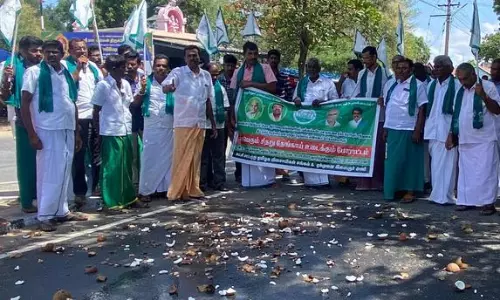 தேங்காய் உடைத்து விவசாயிகள் போராட்டம்