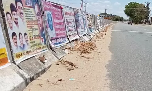 சாலையோரம் குவிந்து கிடக்கும் மணல்