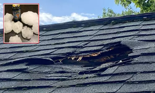 அமெரிக்கா:  வானில் இருந்து திடீரென விழுந்து வீட்டில் ஓட்டை போட்ட பெரிய பனிக்கட்டி