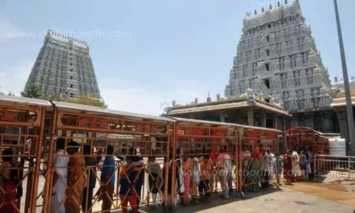 அருணாசலேஸ்வரர் கோவிலில் பக்தர்கள் கூட்டம் அலைமோதியது