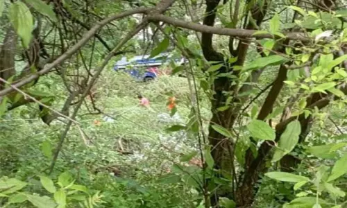 உத்தரகாண்டில் பள்ளத்தாக்கில் பஸ் கவிழ்ந்ததில் 8 பேர் பலி; 27 பேர் காயம்