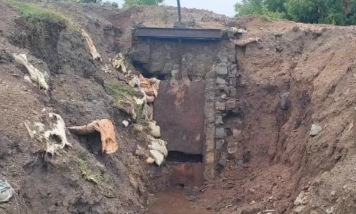 நாகலூர் ஏரி மதகில் உடைப்பு: தண்ணீர் தேக்க முடியாததால் விவசாயிகள் கவலை