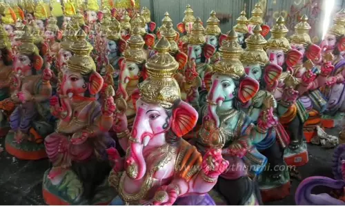 நிரவியில் தயாராகி வரும் விநாயகர் சிலைகள்