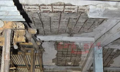 காய்கறி மார்க்கெட்டில் பெயர்ந்து விழும் மேற்கூரை