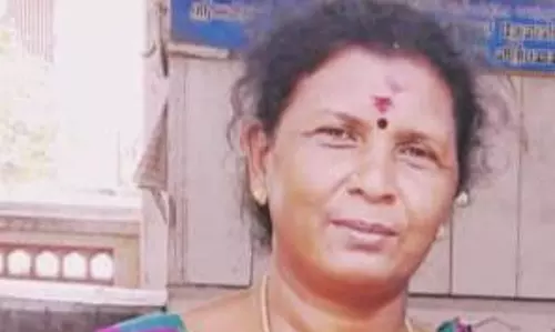 கார் மோதி பெண் சாவு; 5 பேர் படுகாயம் கார் மோதி பெண் சாவு; 5 பேர் படுகாயம்