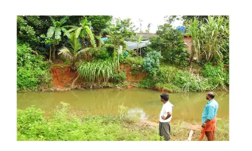 நெல்லியாளம் அருகே ஆற்றங்கரையில் தடுப்புச்சுவர் கட்டப்படுமா?-பொதுமக்கள் எதிர்பார்ப்பு