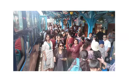 ஊட்டியில் குவிந்த சுற்றுலா பயணிகள்;மலை ரெயிலில் ஆர்வமாக பயணித்தனர்