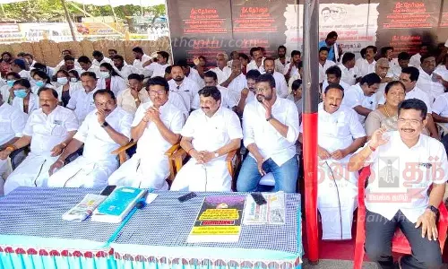 நீட் தேர்வு விவகாரத்தில் மத்திய அரசை கண்டித்து நாமக்கல்லில் தி.மு.க.வினர் உண்ணாவிரத போராட்டம்.