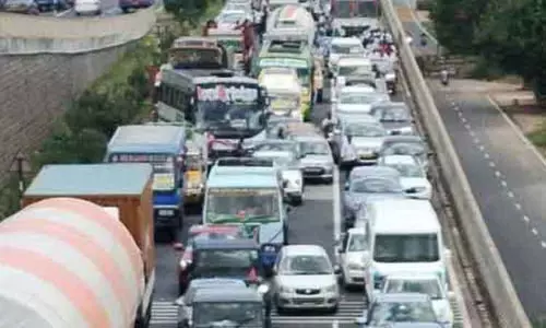 திண்டுக்கல்-மதுரை சாலையில் அணிவகுத்து நின்ற வாகனங்கள்