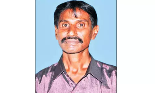 காஞ்சீபுரத்தில் சாமி ஊர்வலத்தில் கார் புகுந்து புகைப்பட கலைஞர் பலி காஞ்சீபுரத்தில் சாமி ஊர்வலத்தில் கார் புகுந்து புகைப்பட கலைஞர் பலி