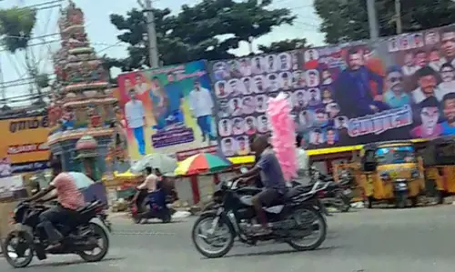 அனுமதி பெறாத பேனர்களை அகற்ற வேண்டும்