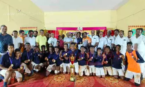 16 அணிகள் பங்கேற்ற கால்பந்து போட்டி-அமைச்சர் கே.ஆர்.பெரியகருப்பன் பரிசு வழங்கினார்