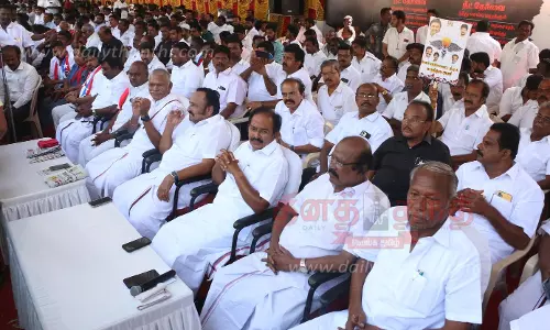 நீட் தேர்வை ரத்து செய்ய வலியுறுத்திதி.மு.க.வினர் உண்ணாவிரத போராட்டம்சேலத்தில் திரளானவர்கள் பங்கேற்பு