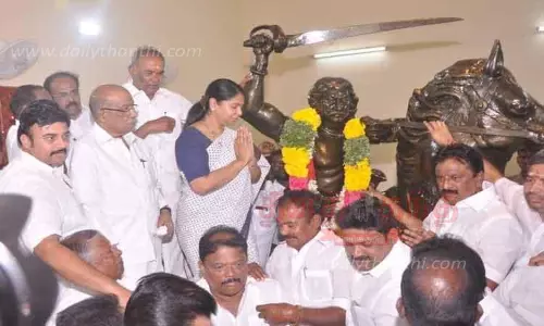 ஒண்டிவீரன் சிலைக்கு சபாநாயகர் அப்பாவு- கனிமொழி எம்.பி. மரியாதை