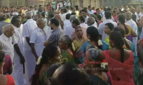 சென்னிமலை முருகன் கோவிலில் ஒரே நாளில் 17 திருமணங்கள்மணமக்களின் உறவினர்கள் குவிந்தனர் சென்னிமலை முருகன் கோவிலில் ஒரே நாளில் 17 திருமணங்கள்மணமக்களின் உறவினர்கள் குவிந்தனர்